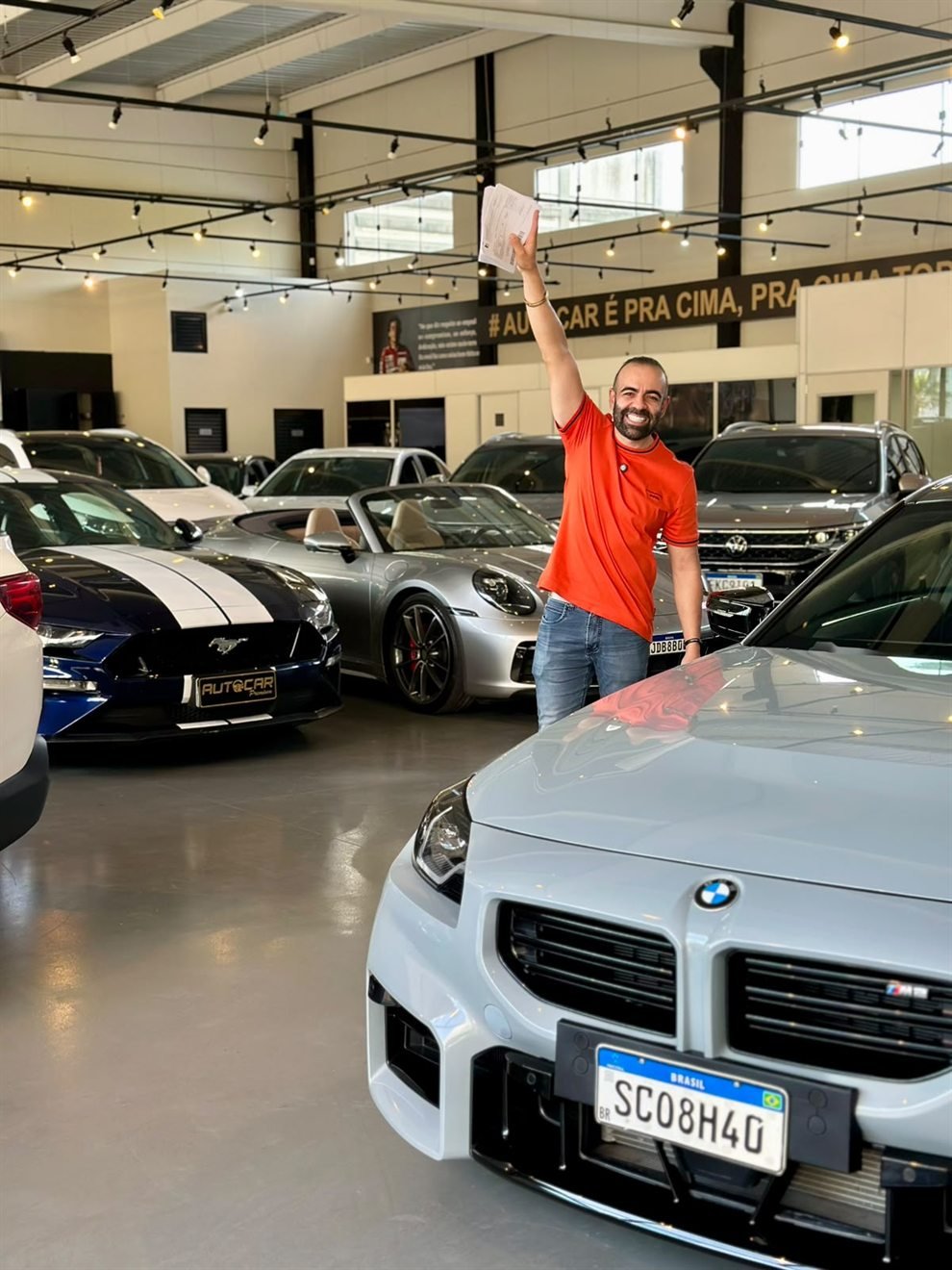 Showroom com carros de repasse